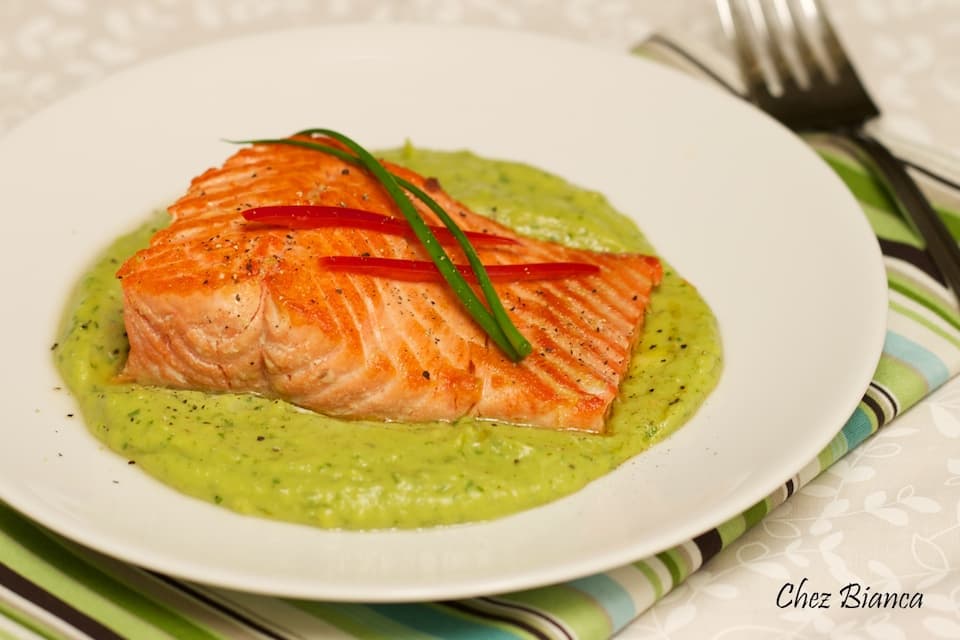 Salmão com purê de abacate