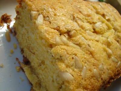 Bolo Rápido de Polenta com Limão e Tomilho