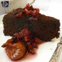 Bolo de cacau com compota de frutas secas