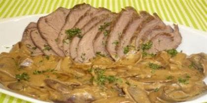 Carne assada com molho de cebolas