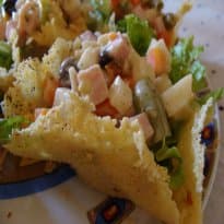 Cestinhas de Parmesão com Salada Agridoce