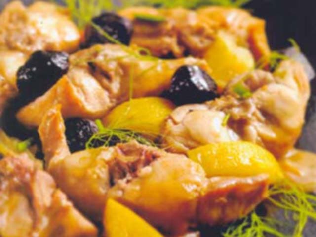 Coelho com azeitonas e erva-doce selvagem