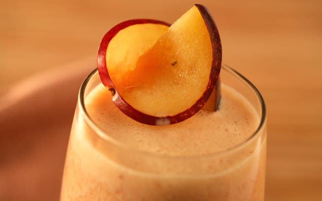 Suco de laranja com banana e ameixa fresca