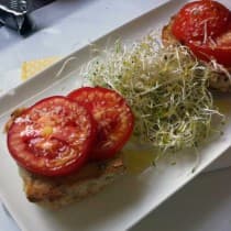 Pãezinhos com tomate e broto de mostarda