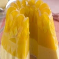 Gelatina de Abacaxi com Pedaços de Manga