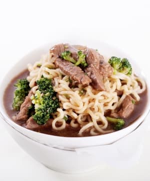 Miojo Thai com Filé e Brócolis