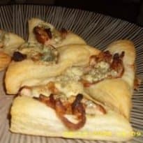 Folhado de pera, queijo gorgonzola e cebola