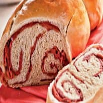 Pão de mortadela e pimentão vermelho