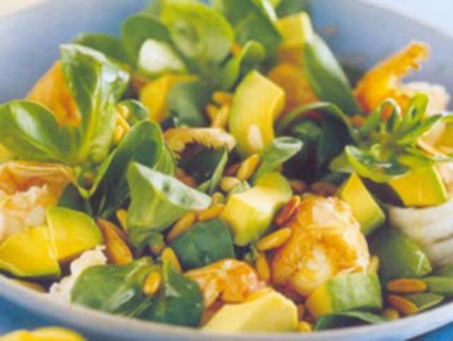 Salada de abacate com lagostins e verdura
