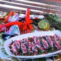 Sardinha na chapa com rúcula e alho