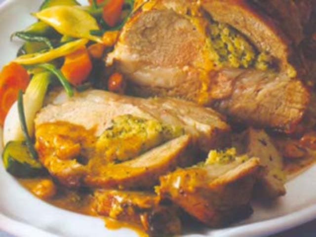 Assado de vitela ao molho de avelãs