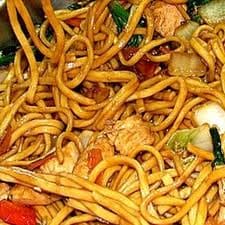 Yakisoba de frango com legumes