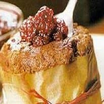 Bolo Suflê de Café com Calda de Amora