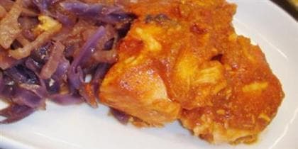 Salmão com repolho e molho de tomate