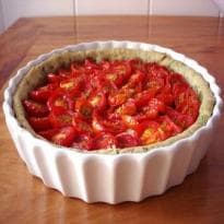 Torta de cebola e tomate cereja