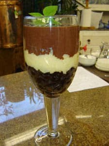 Taça de Ameixa com creme e chocolate