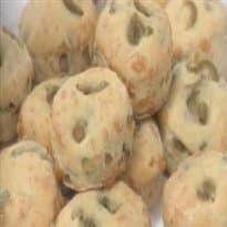 Pãezinhos de queijo e azeitonas