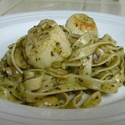 Macarrão linguine com vieiras e molho pesto