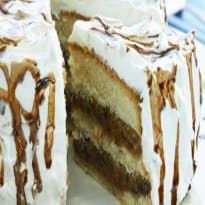 Bolo de ameixa e marshmallow