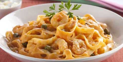 Talharim com molho rose e camarão