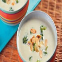 Sopa de brócolis, queijo e amêndoas