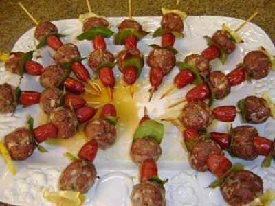 Espetinhos de almôndegas, linguiças e limão