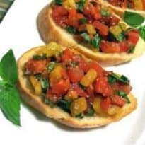 Bruschetta de pimentão vermelho assado