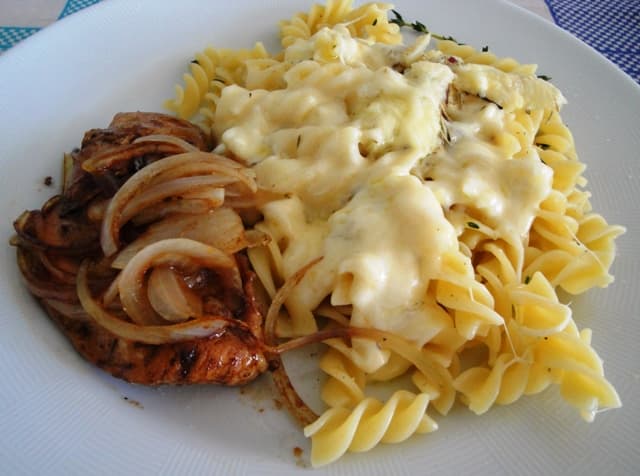 Massa com queijo camembert assado