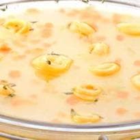 Capeletti em brodo de legumes