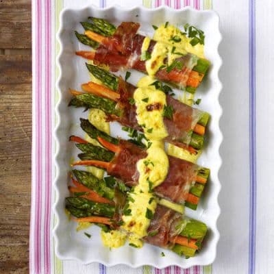 Embrulhos de espargos e cenouras no forno