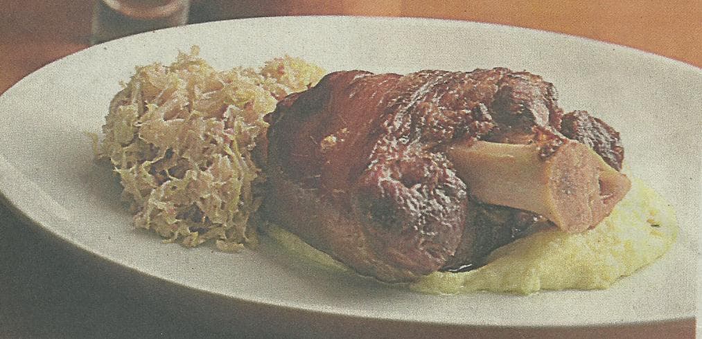 Eisbein Com Purê de Batatas e Repolho