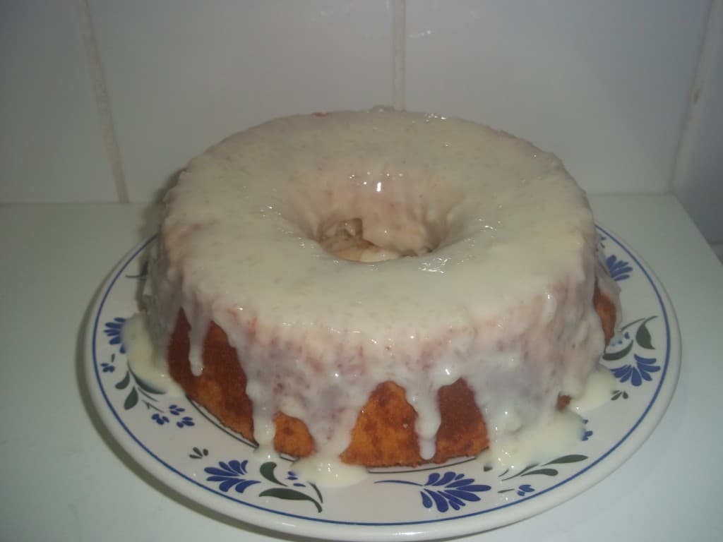 Bolo cremoso de coco e leite condensado