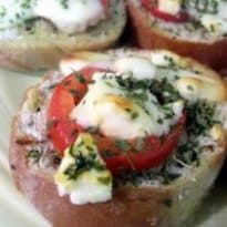 Bruschetta ao forno com queijo feta