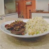 Bife com Arroz de Ervilhas E Molho de Calabresa