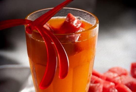 Refresco de tangerina com gelinhos de melancia