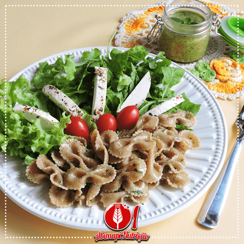 Salada de Macarrão Integral com Pesto de Manjericão