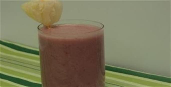 Vitamina de framboesa e abacaxi com suco de soja