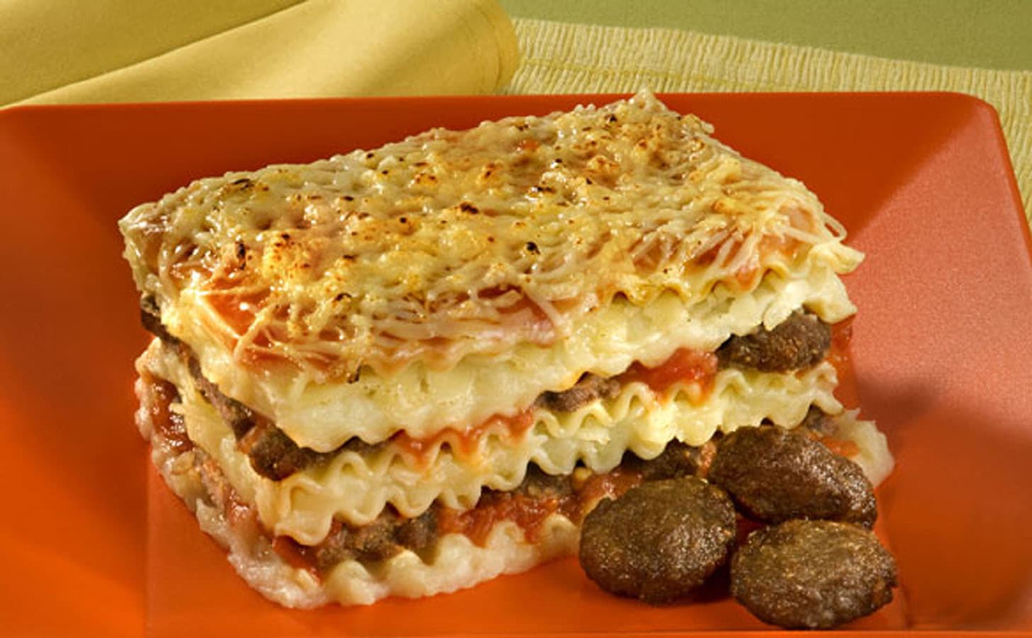 Lasanha ao Molho de Batata com Hamburguinhos