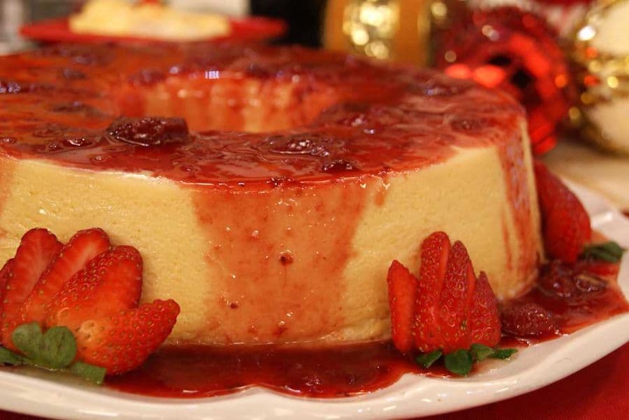 Brigadeirão Branco com Calda de Morango