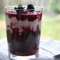 Taça de Iogurte com compota de frutas vermelhas