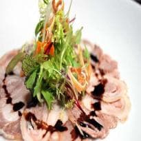 Cabeça de leitão com orelha crocante e salada