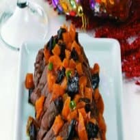 Filé assado com molho de vinho e frutas secas