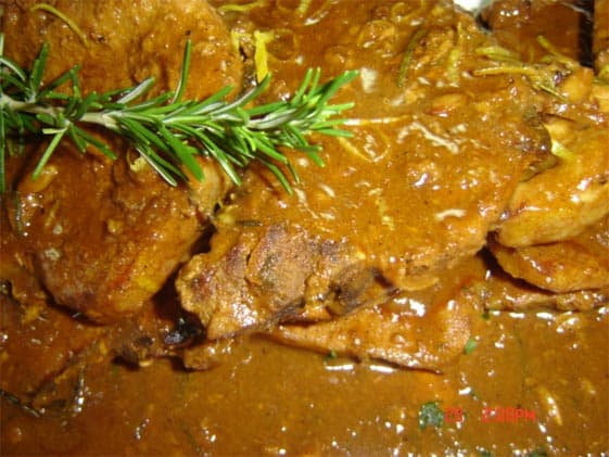 Bistecas de porco com molho de limão e laranja