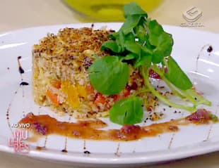 Salada de grãos com bacalhau e crosta de chia