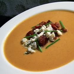 Sopa cremosa de abóbora com gorgonzola e bacon
