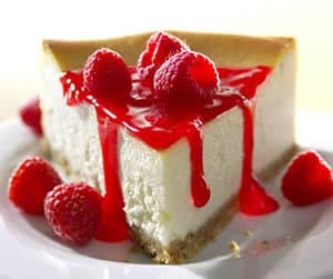 Cheesecake com calda de morango ou frutas vermelhas
