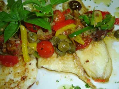 Filés de linguado grelhado com molho Mediterrâneo