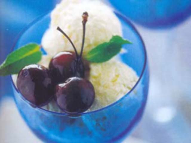 Sorvete de baunilha com cerejas e Lambrusco