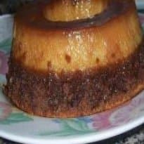 Bolo de chocolate com pudim de leite condensado