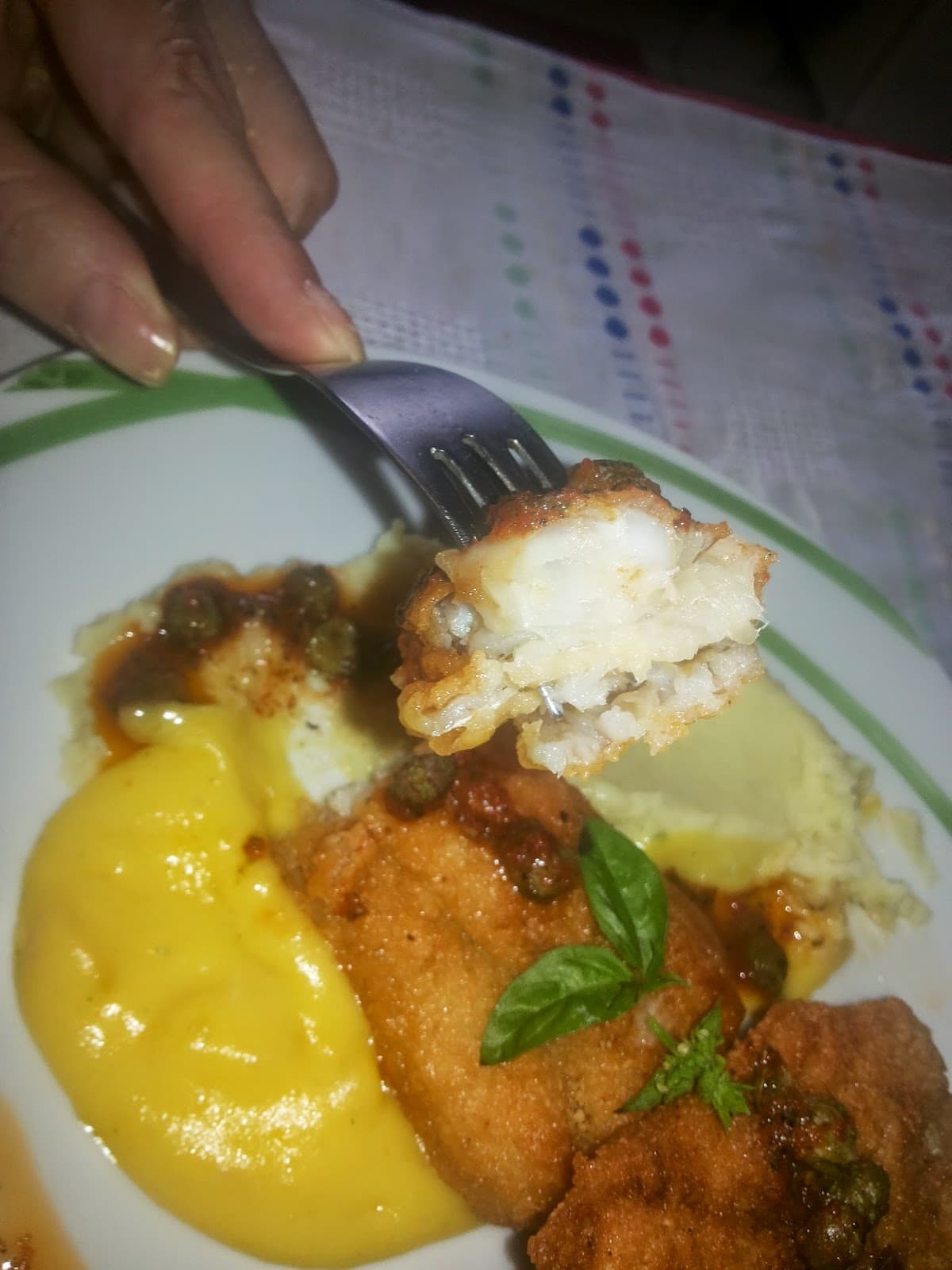Filé de Peixe com Purê de Batata Doce e Musseline de Baroa